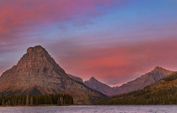 Haney, Chuck 아티스트의 Sunrise on Two Medicine Lake in Glacier National Park-Montana-USA작품입니다.